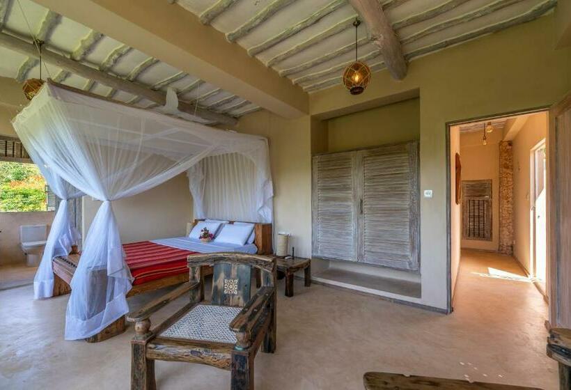 Cameră Standard, Tombo House