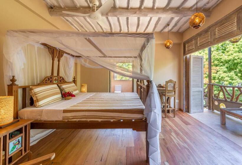 Cameră Standard, Tombo House