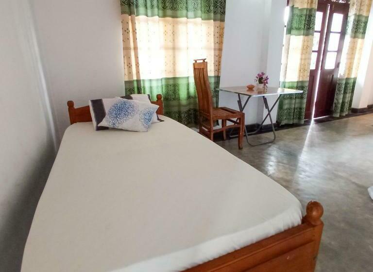 バルコニー付きスタンダードトリプルルーム, Bluebell Guest House