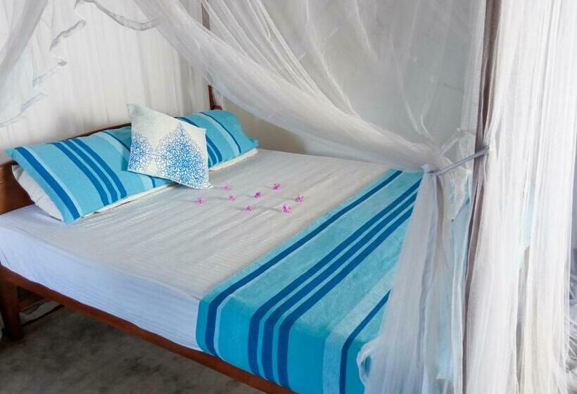 غرفة قياسية ثلاثية مزودة بشرفة, Bluebell Guest House