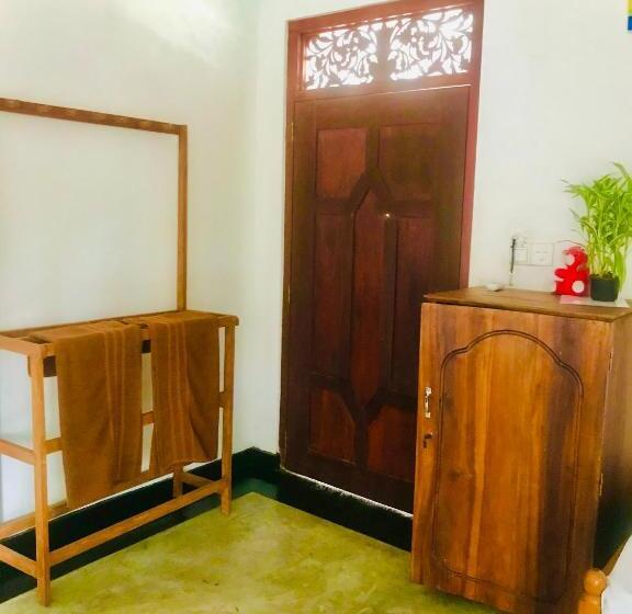 バルコニー付きスタンダードトリプルルーム, Bluebell Guest House