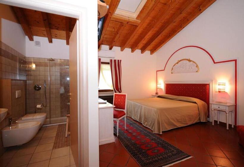 غرفة قياسية ثلاثية, Resort La Mola