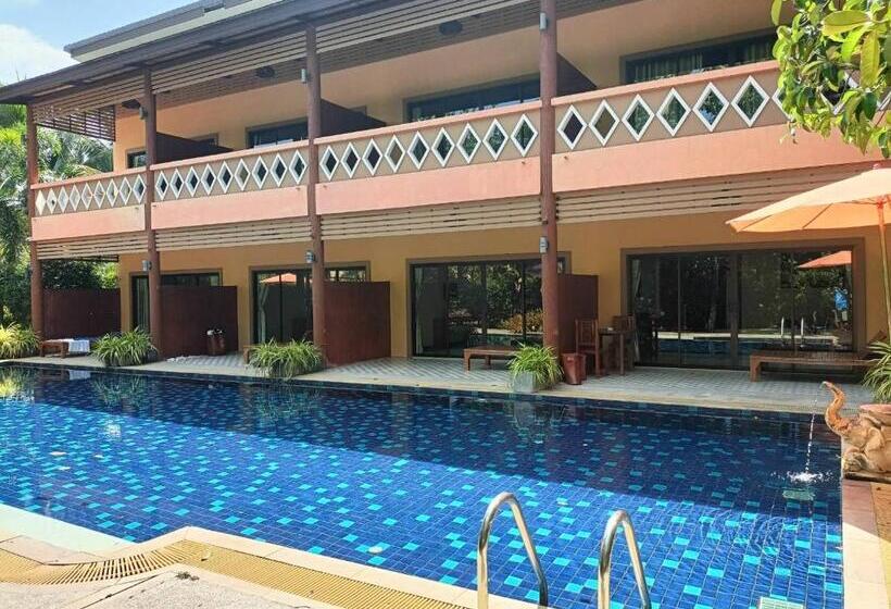 غرفة ديلوكس مطلة على حمام السباحة, Baan Suan Villas Resort