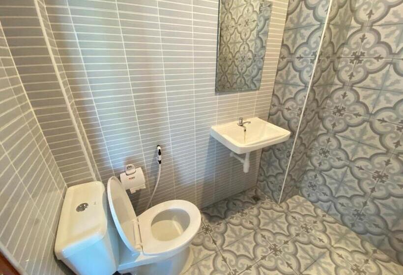 חדר סטנדרט לארבעה, Baan Hall Hostel