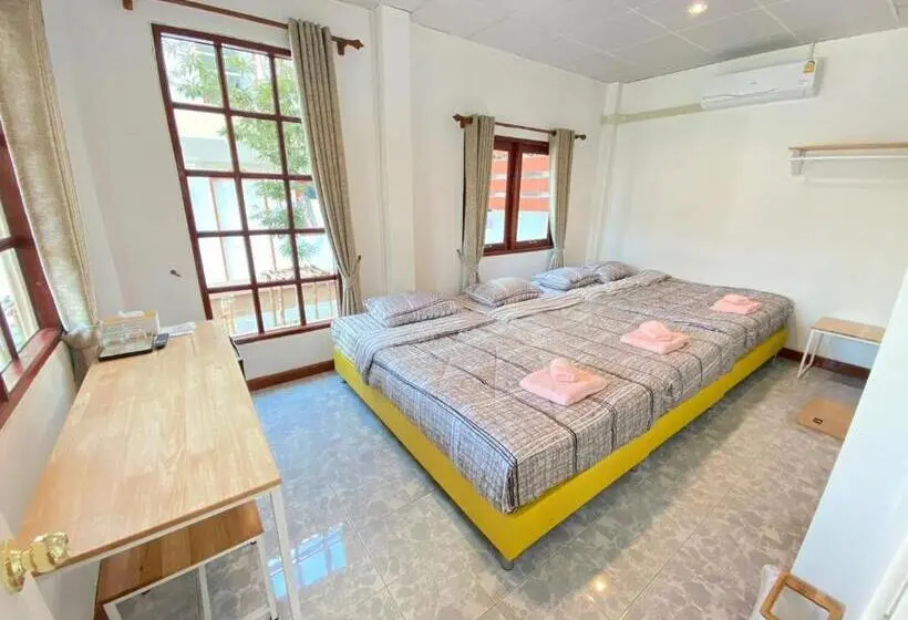 اتاق استاندارد چهار تخته, Baan Hall Hostel