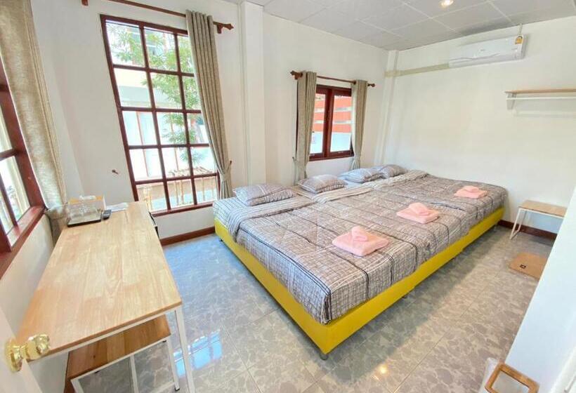 חדר סטנדרט לארבעה, Baan Hall Hostel