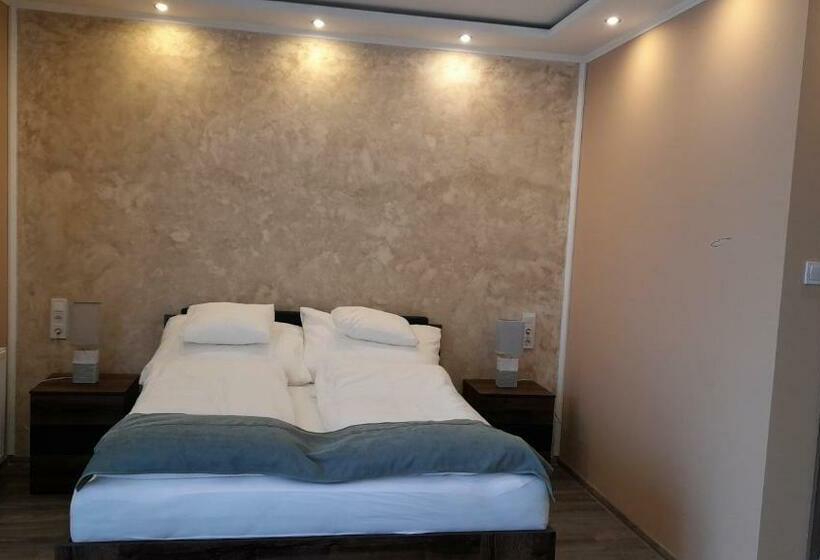 غرفة قياسية ثلاثية, Kincsem Vendégház