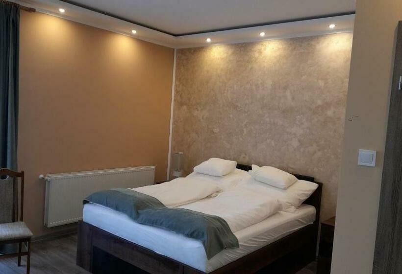 غرفة قياسية ثلاثية, Kincsem Vendégház