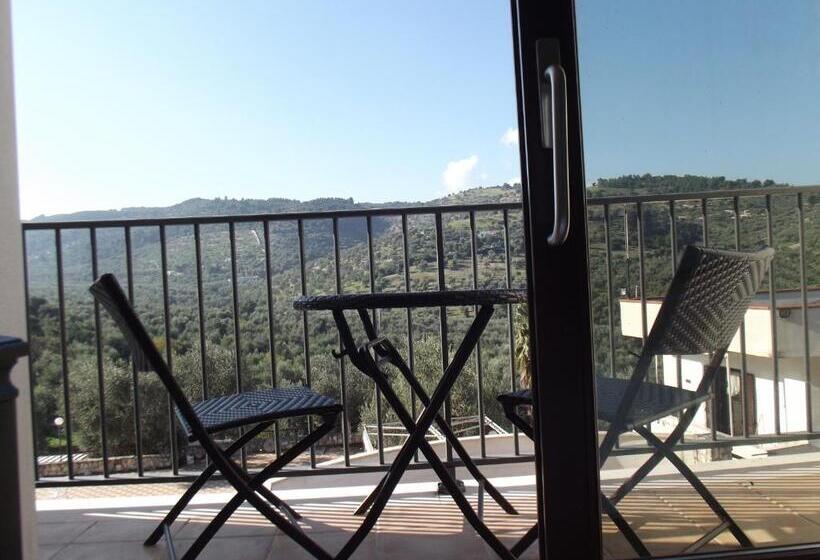 חדר לארבעה סטנדרטי עם מרפסת, Agricostella Agriturismo Vieste