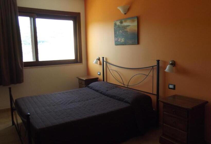 חדר לארבעה סטנדרטי עם מרפסת, Agricostella Agriturismo Vieste