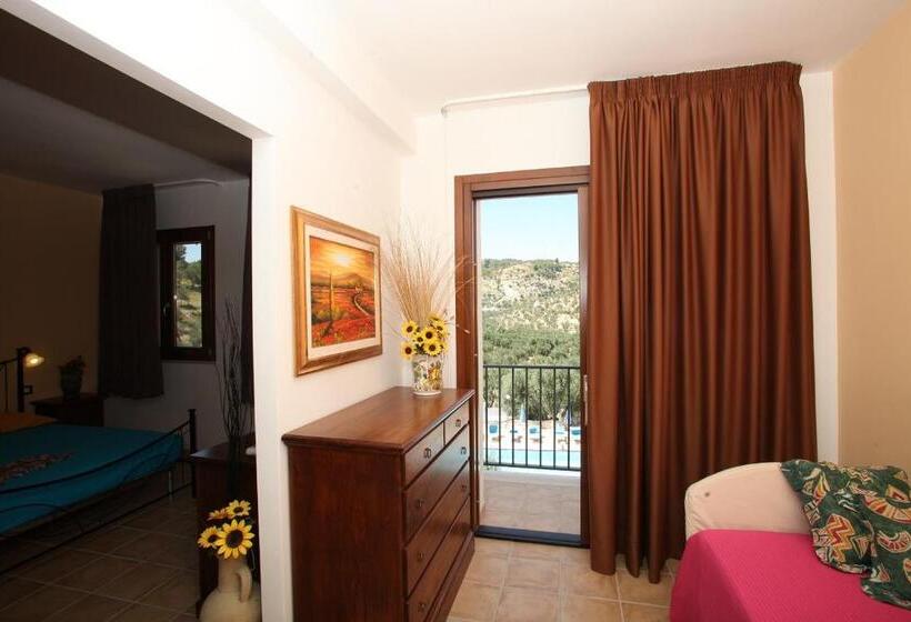 חדר לארבעה סטנדרטי עם מרפסת, Agricostella Agriturismo Vieste