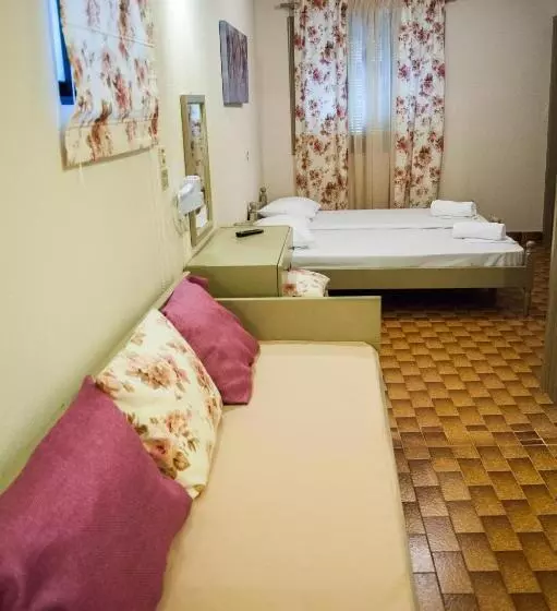 اتاق استاندارد چهار تخته, Argostoli