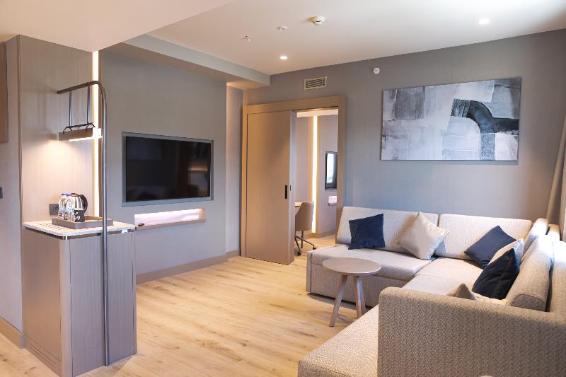 اتاق خانوادگی, Boss