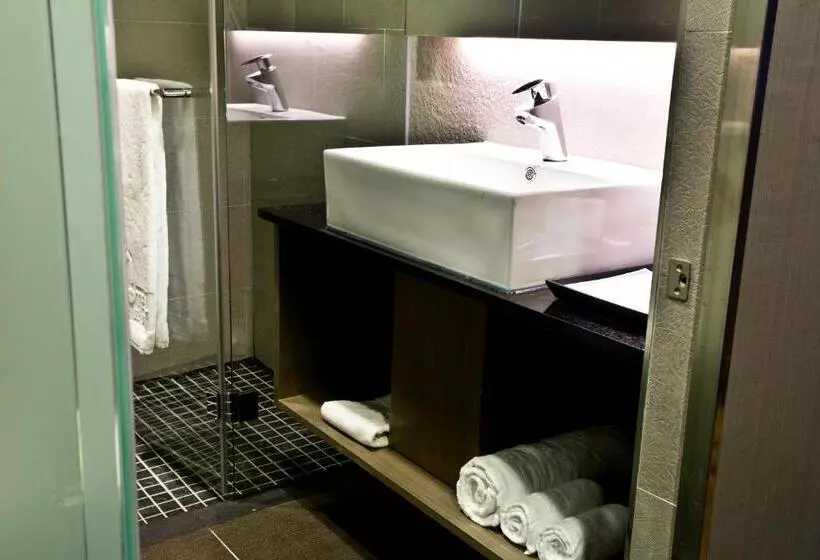 Economy Triple Room, Fine