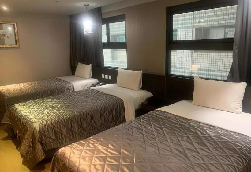Economy Triple Room, Fine