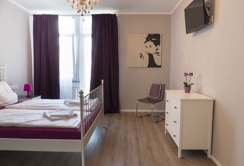 스탠다드 룸, Forty Four