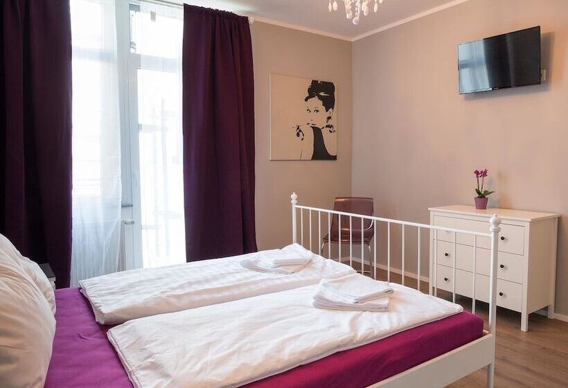 4인용 스탠다드 룸, Forty Four