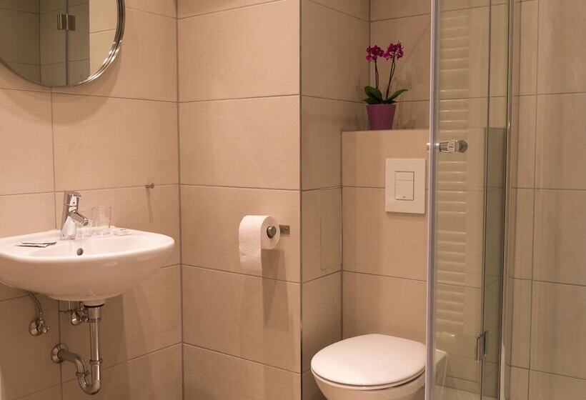 4인용 스탠다드 룸, Forty Four