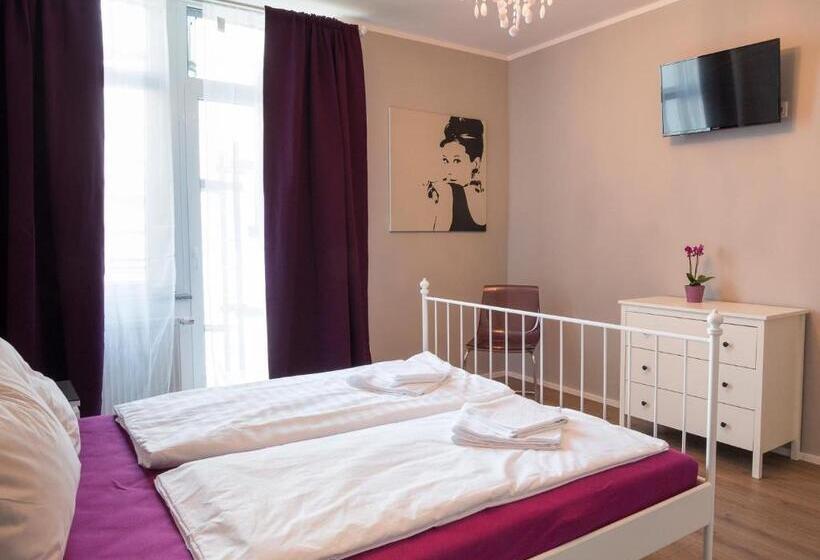 스탠다드 룸, Forty Four