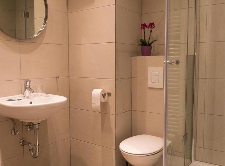 스탠다드 트리플 룸, Forty Four