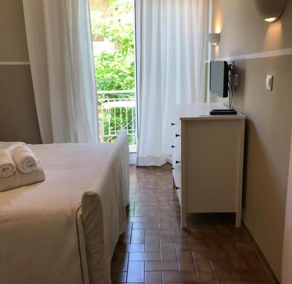 חדר קלאסי לשלושה, Paradisos