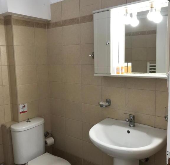 חדר קלאסי לשלושה, Paradisos