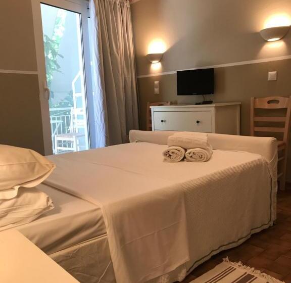 חדר קלאסי לשלושה, Paradisos