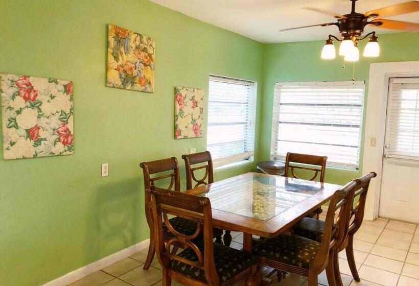 Люкс, The Pelican Key Largo Cottages