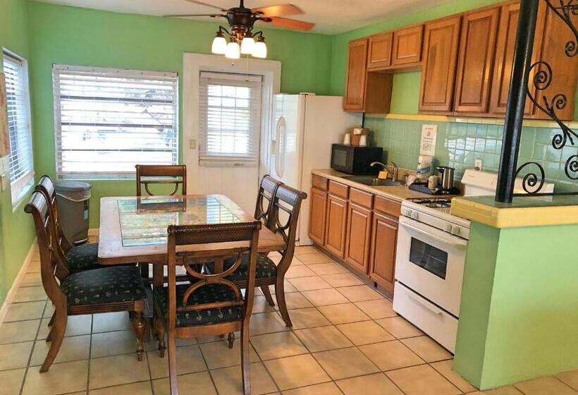 Люкс, The Pelican Key Largo Cottages