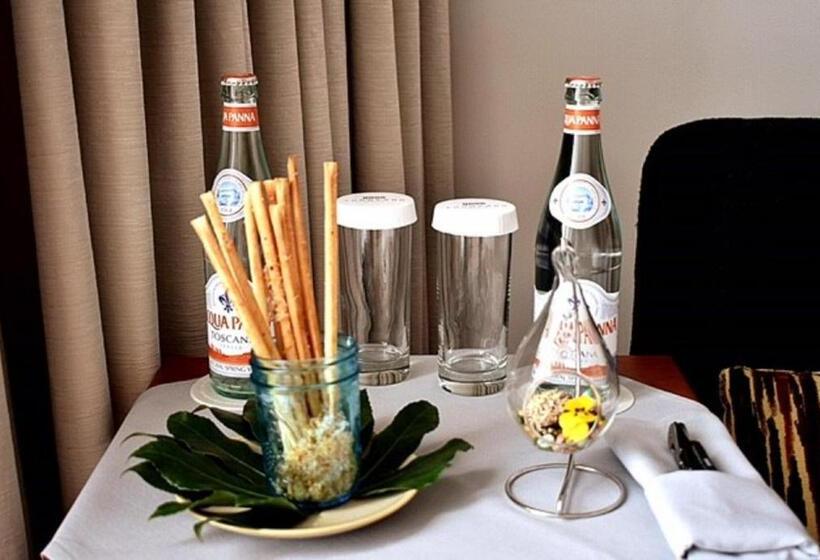 اتاق استاندارد با تخت دو نفره بزرگ برای معلولان, Thompson Seattle, By Hyatt