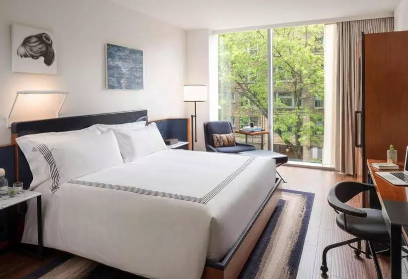 キングサイズベッド、シティビューデラックスルーム, Thompson Seattle, By Hyatt
