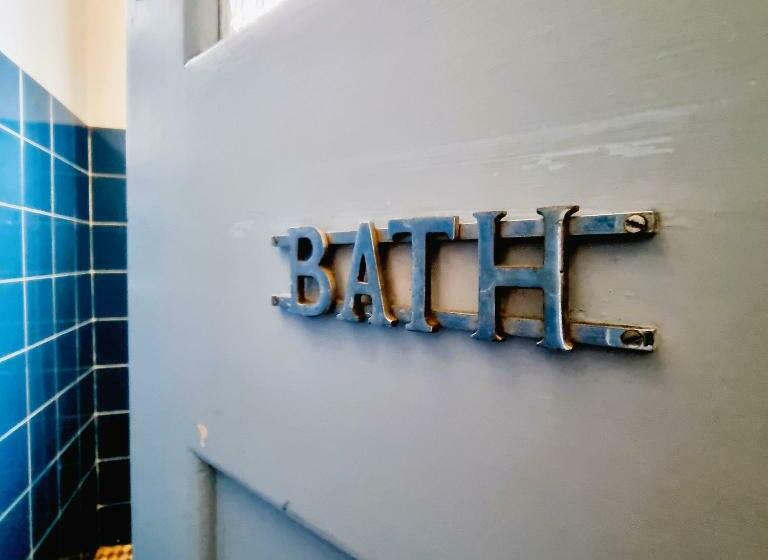 חדר אקונומי יחיד, Royal