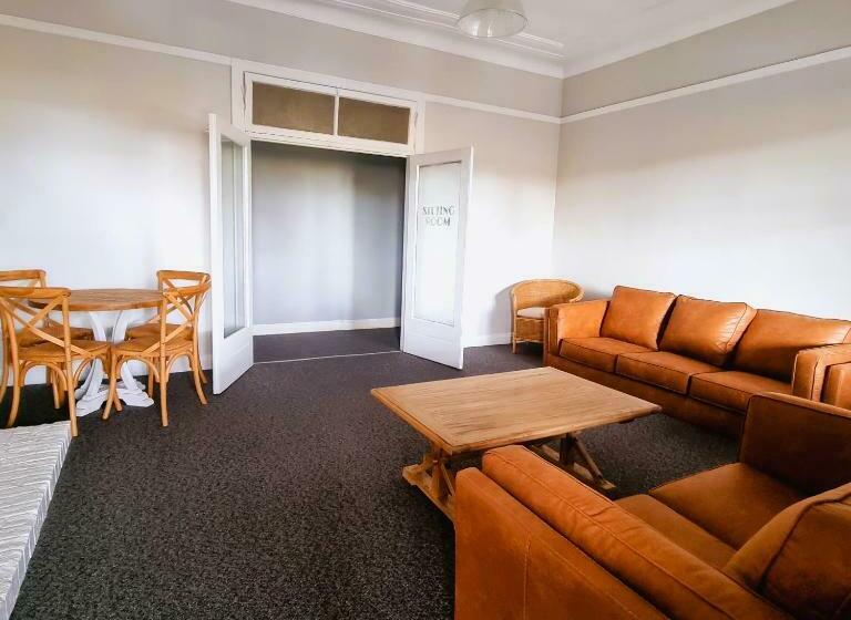 חדר אקונומי יחיד, Royal