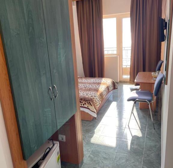 غرفة قياسية مطلّة علي البحر مزوَّدة بشُرفة, Vila Jolie