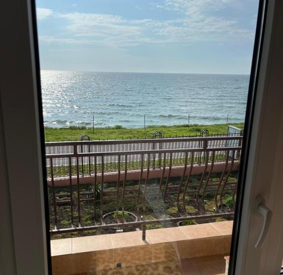 غرفة قياسية ثلاثية, Vila Jolie