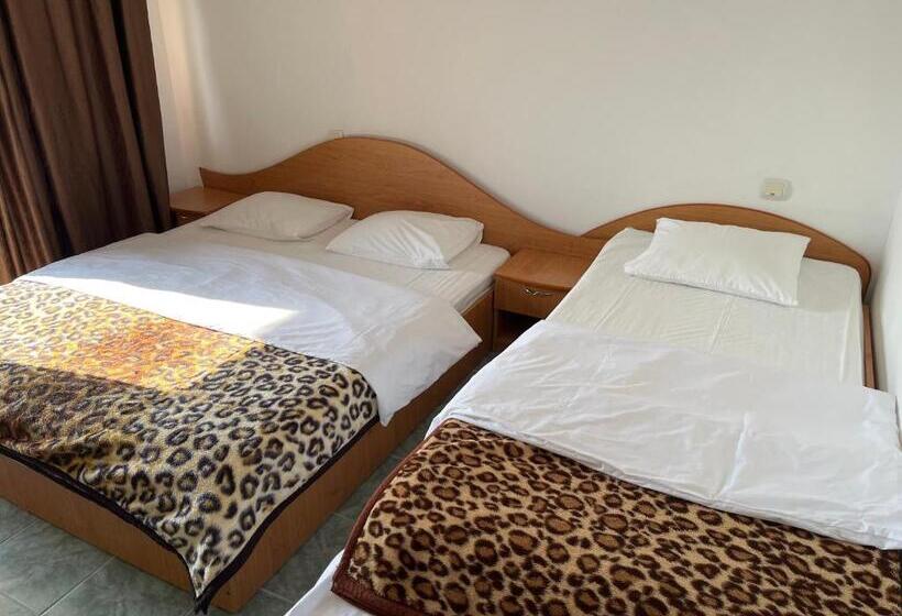 غرفة قياسية ثلاثية, Vila Jolie