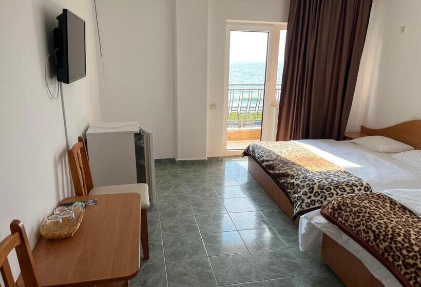 غرفة قياسية ثلاثية, Vila Jolie