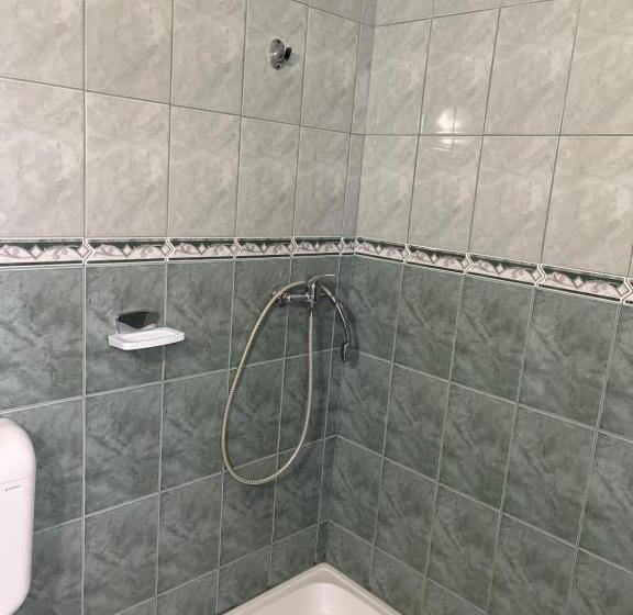 غرفة قياسية ثلاثية, Vila Jolie