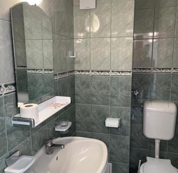 غرفة قياسية ثلاثية, Vila Jolie