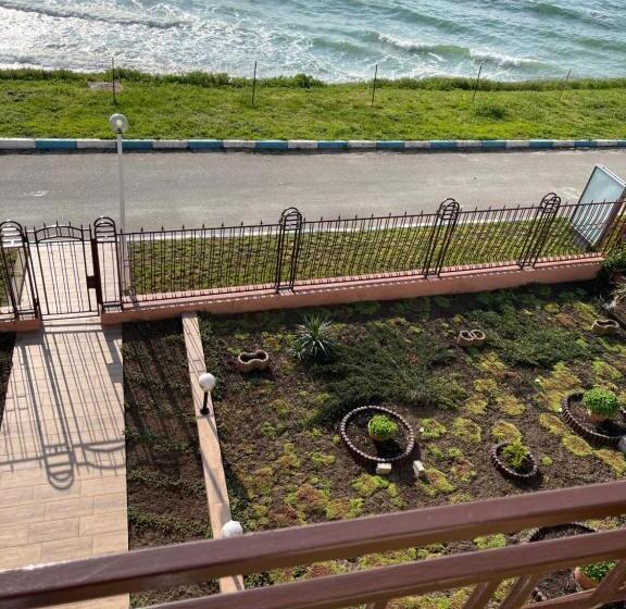 اتاق استاندارد سه تخته با بالکن, Vila Jolie