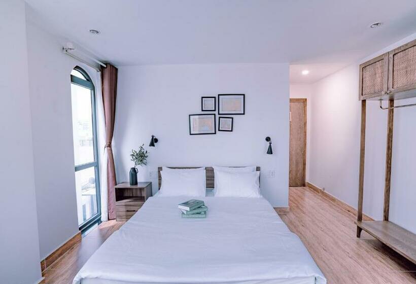 اتاق لوکس با بالکن, Mint Hotel Q1