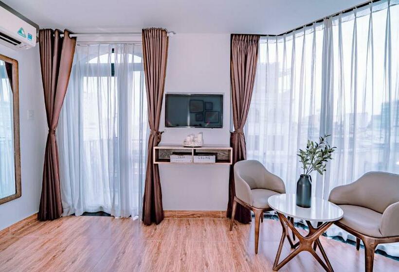 اتاق لوکس با بالکن, Mint Hotel Q1