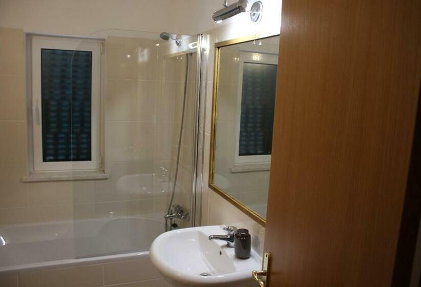 스탠다드 트리픔 룸 공동욕실, Casa Delbon Guest House