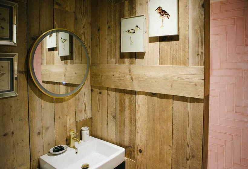 デラックスルーム, Wellies & Waves