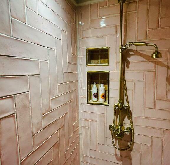 デラックスルーム, Wellies & Waves