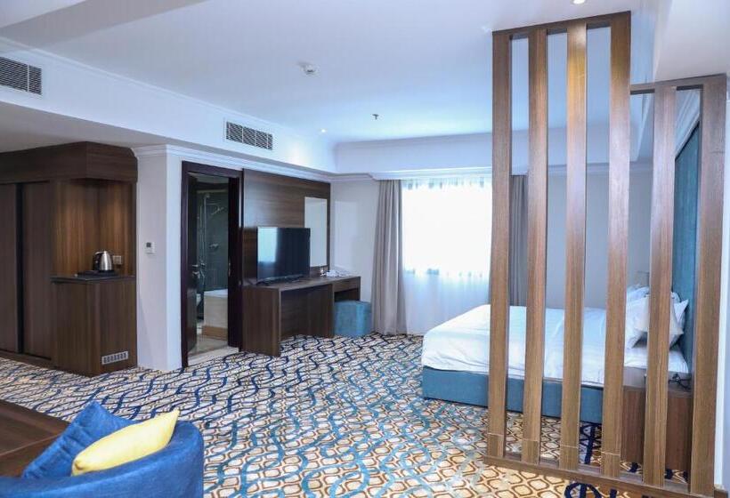 스탠다드 스튜디오, Hola