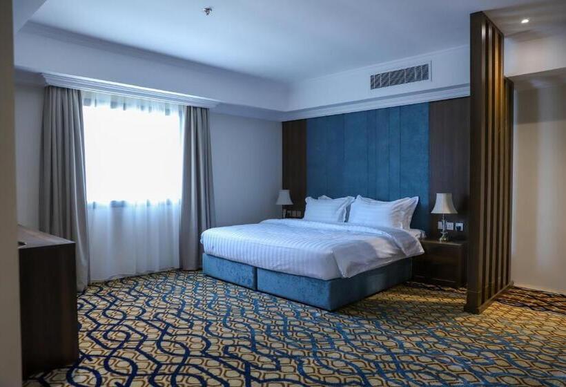 스탠다드 스튜디오, Hola