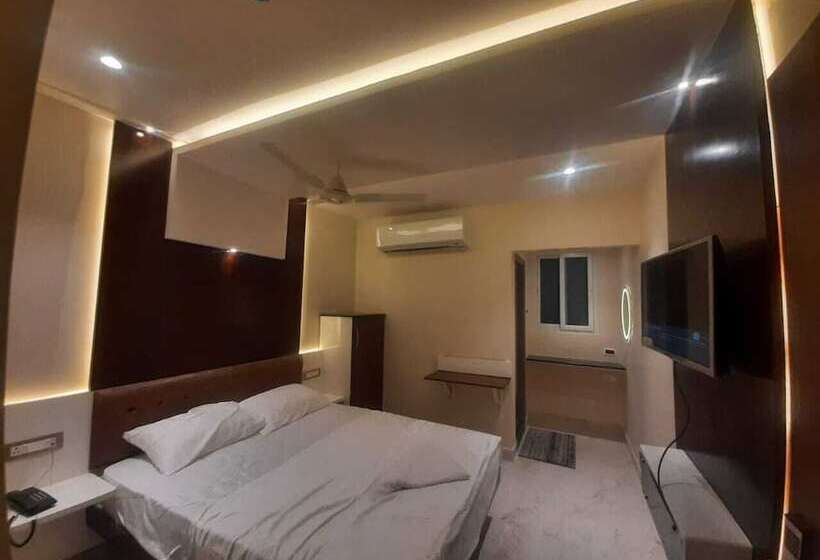 اتاق لوکس, Sannidhi