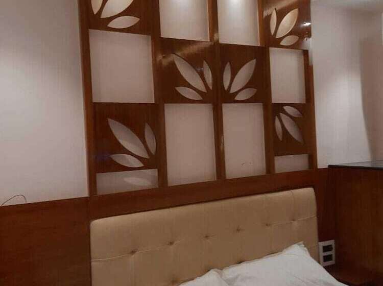 اتاق لوکس, Sannidhi