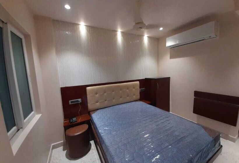 اتاق لوکس, Sannidhi